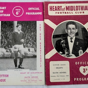 Könnte beinhalten: Zwei Vintage-Programme des Fußballvereins Heart of Midlothian. Das linke Programm ist rosa und weiß und zeigt einen Spieler und den Text "Scottish League". Das rechte Programm ist weinrot und weiß und zeigt einen Spieler mit einer Trophäe und dem Text "Official Programme".