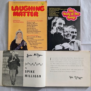 Może przedstawiać: Zestaw trzech ceramicznych kubków z nakrapianą, kremową glazurą. Każdy kubek zdobi ręcznie malowany kwiatowy wzór w odcieniach niebieskiego, zielonego i żółtego. Kubki mają prosty, zaokrąglony kształt i wygodny uchwyt.