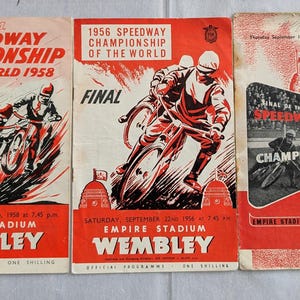 Könnte beinhalten: Drei Vintage-Speedway-Rennprogramme. Die Cover sind rot und weiß und zeigen Illustrationen von Rennfahrern auf Motorrädern. Die Programme stammen von der Speedway-Weltmeisterschaft 1958, 1956 und 1948, die im Wembley-Stadion stattfand.