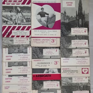 Könnte beinhalten: Eine Sammlung von Vintage-Programmen des Heart of Midlothian Football Club. Die Programme zeigen Schwarz-Weiß-Bilder von Spielern und Stadien mit Text in Rot und Weiß. Die Programme stammen von verschiedenen Spielen der Scottish League.