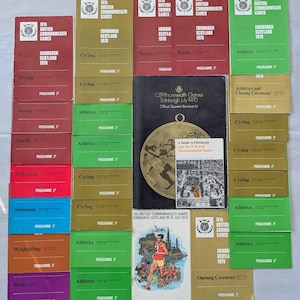Könnte beinhalten: Eine Sammlung von Vintage-Programmen der IX. British Commonwealth Games in Edinburgh, Schottland, 1970. Die Programme sind in verschiedenen Farben gehalten und zeigen Sportarten wie Boxen, Radfahren und Leichtathletik. Eine Souvenirbroschüre und ein Führer sind ebenfalls enthalten.