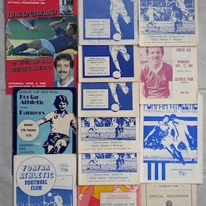Puede incluir: Una colección de programas de fútbol vintage del Forfar Athletic Football Club de los años 1970 y 1980. Los programas presentan logotipos de equipos, imágenes de jugadores y detalles de los partidos. Colores: rojo, azul y blanco.