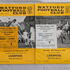 Peut inclure: Deux programmes vintage du Watford Football Club de la saison 1969-70. Les programmes sont jaunes et noirs, avec des détails de matchs contre Liverpool et Leicester City. Comprend les logos des équipes et les informations sur les matchs.