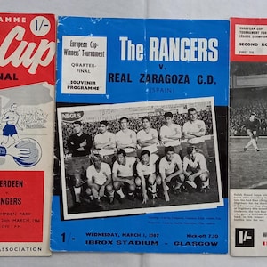 Puede incluir: Tres programas de partidos de fútbol antiguos. El primero es para la semifinal de la Copa Escocesa, con Aberdeen contra Rangers. El segundo es para The Rangers contra Real Zaragoza C.D. El tercero es para The Rangers contra Sportklub Rapid de Viena.