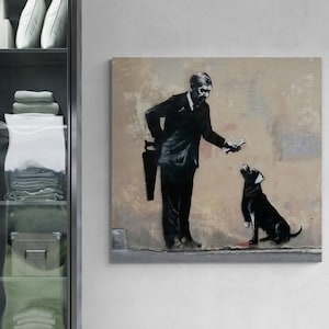 BANKSY Mann mit Hund Graffiti Leinwand, Banksy Mann Wandkunst, Mann mit Hund Graffiti Leinwand, Banksy Wandkunst, weiße gerahmte Leinwand