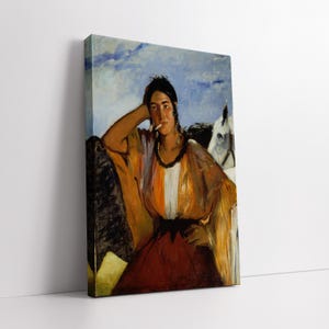 Puede incluir: Impresión en lienzo de una pintura que representa a una mujer con un vestido colorido, apoyada en una superficie oscura con un caballo al fondo. La mujer tiene el pelo oscuro y está fumando un cigarrillo. El fondo es un cielo azul.