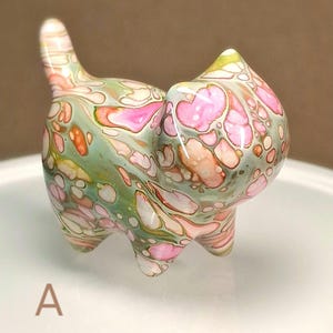 手描きの無垢白檀漆塗り猫、塗装木製子猫の置物、丸いボディスタイル - 米国販売者