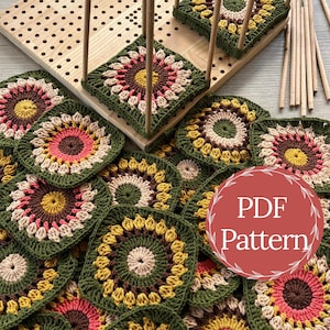 Puede incluir: Una colección de cuadrados de granny crochet en tonos de verde, marrón, rosa y amarillo. Los cuadrados están dispuestos en una pila y presentan un diseño circular en el centro. Un cartel dice "PDF Pattern".