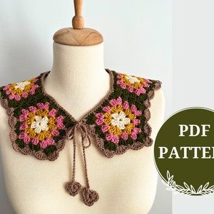 Puede incluir: Patrón de collar de ganchillo en formato PDF. El collar está hecho con cuadrados de granny en tonos de rosa, verde, amarillo y marrón. El collar tiene un cierre de corbata.