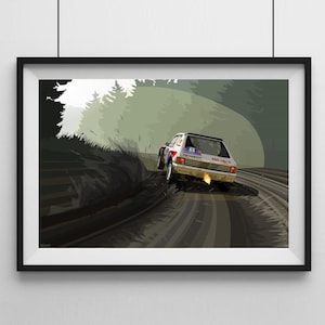 Peut inclure: Une voiture de rallye Peugeot 205 Turbo 16 blanche roule sur une route sinueuse à travers une forêt. La voiture soulève de la poussière et de la fumée en tournant dans un virage.