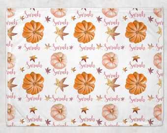 Puede incluir: Un fondo blanco con un patrón repetido de calabazas naranja y melocotón, hojas rosas y el nombre "Sarah" escrito en rosa.