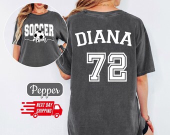 Camiseta personalizada para mamá futbolera: Camiseta personalizada con nombre y número para mamá deportiva.
