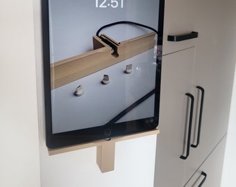 Padholder2000: Universal Tablet Wall Mount with Integrated Charging and One-Handed Operation. Magnetic cable INCLUDED