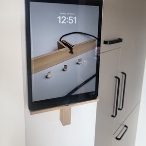 Padholder2000: Universal Tablet Wall Mount with Integrated Charging and One-Handed Operation. Magnetic cable INCLUDED