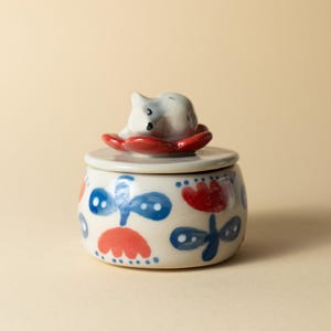 Pudełko na drobiazgi Daisy Trinket Box Flower | Ceramiczne pudełko na biżuterię z pokrywką | Śpiący szczeniak lisa na górze | Ręcznie robione pudełko do przechowywania drobiazgów z pokrywką
