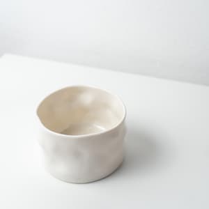 Handgjord vit porslinsmugg: Asymmetrisk keramisk kaffemugg utan handtag