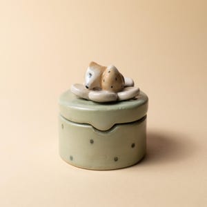 Gänseblümchen Trinket Box Herbst | Handgefertigte Keramik Schmuckschatulle mit geblümten Deckel und schlafendem Fuchswelpe | Einzigartiges Geschenk für jemand besonderen
