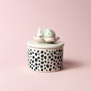 キツネの小物入れ | 花と眠っているキツネが飾られた陶器製のジュエリーボックス | 友人、お母さん、大切な人への素敵な贈り物