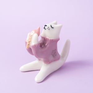 Fancy Eis | Porzellankatzenfigur in einem lilafarbenen Pullover mit Eiswaffel | Geschenk für Freund | Perfekter Begleiter auf Deinem Schreibtisch