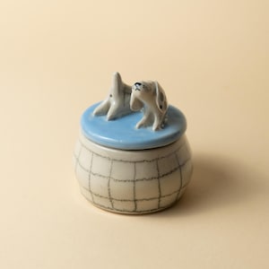 Pudełko na drobiazgi Klaus Dachshund | Ręcznie robione ceramiczne pudełko na biżuterię z jamnikiem na górze | Urocze pudełko do przechowywania drobiazgów | Niepowtarzalny prezent