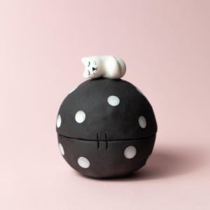 Schmuckschachtel Katze Schwarz | Keramik Schmuckkästchen mit schlafender Katze | Nettes Geschenk für einen Freund und jemand besonders