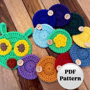 Puede incluir: Un patrón de crochet para un juguete de oruga colorido. El patrón incluye instrucciones para hacer el cuerpo, los ojos y las antenas de la oruga. El patrón está disponible para descargar en PDF.