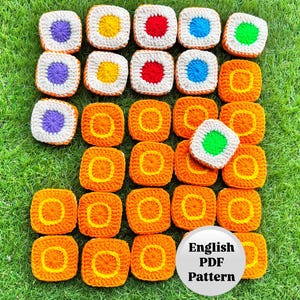 Può includere: Una collezione di motivi quadrati all'uncinetto colorati in vari colori, tra cui viola, giallo, rosso, blu, verde e arancione. I quadrati sono disposti su una superficie verde. L'immagine include un cerchio bianco con il testo "English PDF Pattern".