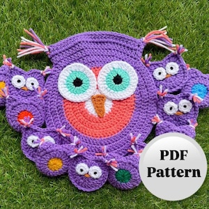 Puede incluir: Un artículo en forma de búho morado tejido a crochet, con una cara grande y múltiples formas de búho más pequeñas alrededor del perímetro. La cara del búho presenta ojos blancos, turquesa y negros, con un pico naranja. El texto "PDF Pattern" está en un círculo blanco.