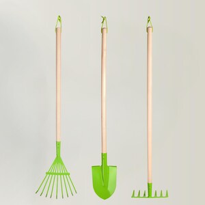 Peut inclure: Un ensemble de trois outils de jardinage dotés de manches en bois clair et de têtes en métal vert lime vif. Le lot comprend un râteau à feuilles en éventail, une pelle pointue et un râteau de jardin rectangulaire, chacun avec une boucle de suspension.