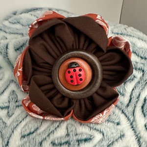 Lazo para el cabello con flores de tela: pasador grande de 4 pulgadas de doble capa para cabello de mariquita/perro/gato de Faithflowerbows