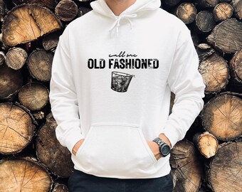 Może przedstawiać: Biała bluza z kapturem z napisem "call me old fashioned" i rysunkiem szklanki z drinkiem old fashioned.