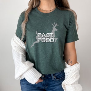 Maglietta con cervo fast food, maglietta della stagione di caccia al cervo regalo per Natale, maglietta con grafica divertente cacciatore, regalo per cacciatori, regali per gli uomini