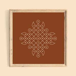 Op de afbeelding: Een ingelijste print met een wit geometrisch patroon op een bruine achtergrond. Het ontwerp is symmetrisch, met een ruitvormige structuur en gebogen elementen. De lijst is lichtbruin.