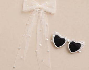 Set Schleifenschleier mit Perlen und weiße Herzbrille mit Perlen, Kurzer Schleier mit Schleife und Perlen, Softtüll, JGA, Braut-Accessoire