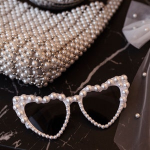 Herzförmige weiße Sonnenbrille mit Perlen für Bride-to-be & Braut, Brautparty, Herzsonnenbrille mit Perlen, Partybrille,Bachelorette,JGA