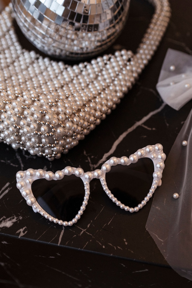 Herzförmige weiße Sonnenbrille mit Perlen für Bride-to-be & Bräute, Brautparty, Herzsonnenbrille mit Perlen, Partybrille,Bachelorette,JGA Bild 1