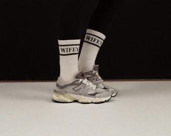 Socken „Wifey“, Statement Socken, Ehefrau, Braut, Tennissocken weiß, Geschenk Braut, Geschenk Hochzeit,JGA,Partnergeschenk,Bride-to-be