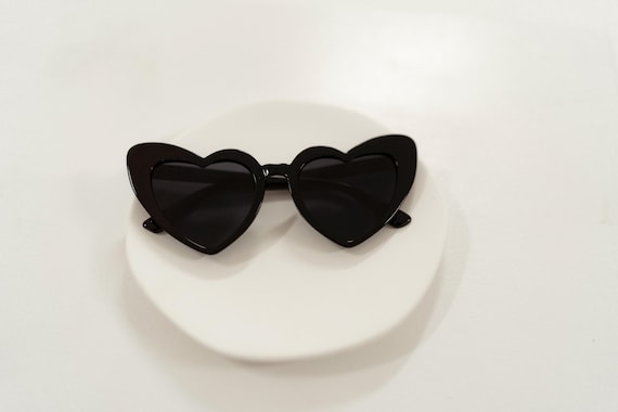 Herzförmige schwarze Sonnenbrille für Bride-to-be & Bräute und Freundinnen, Brautparty, Partybrille,Bachelorette,JGA,Junggesellinnen