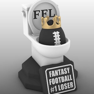 Puede incluir: Un trofeo novedoso que presenta un bal&oacute;n de f&uacute;tbol negro con una corona dorada dentro de un inodoro blanco. El inodoro tiene las letras "FFL" en la tapa. Un letrero negro en la base dice "FANTASY FOOTBALL #1 LOSER".