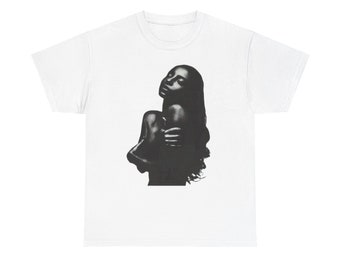 T-shirt grafica unisex in cotone pesante Sade