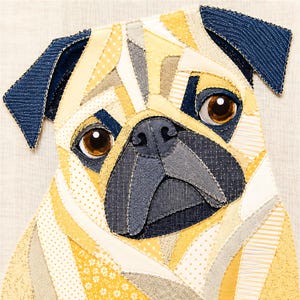 Peut inclure: Une applique murale en tissu représentant un visage de carlin. Le motif est composé de divers morceaux de tissu à motifs jaunes, crème et bleu marine cousus ensemble. Le carlin présente de grands yeux marron et un museau gris foncé.