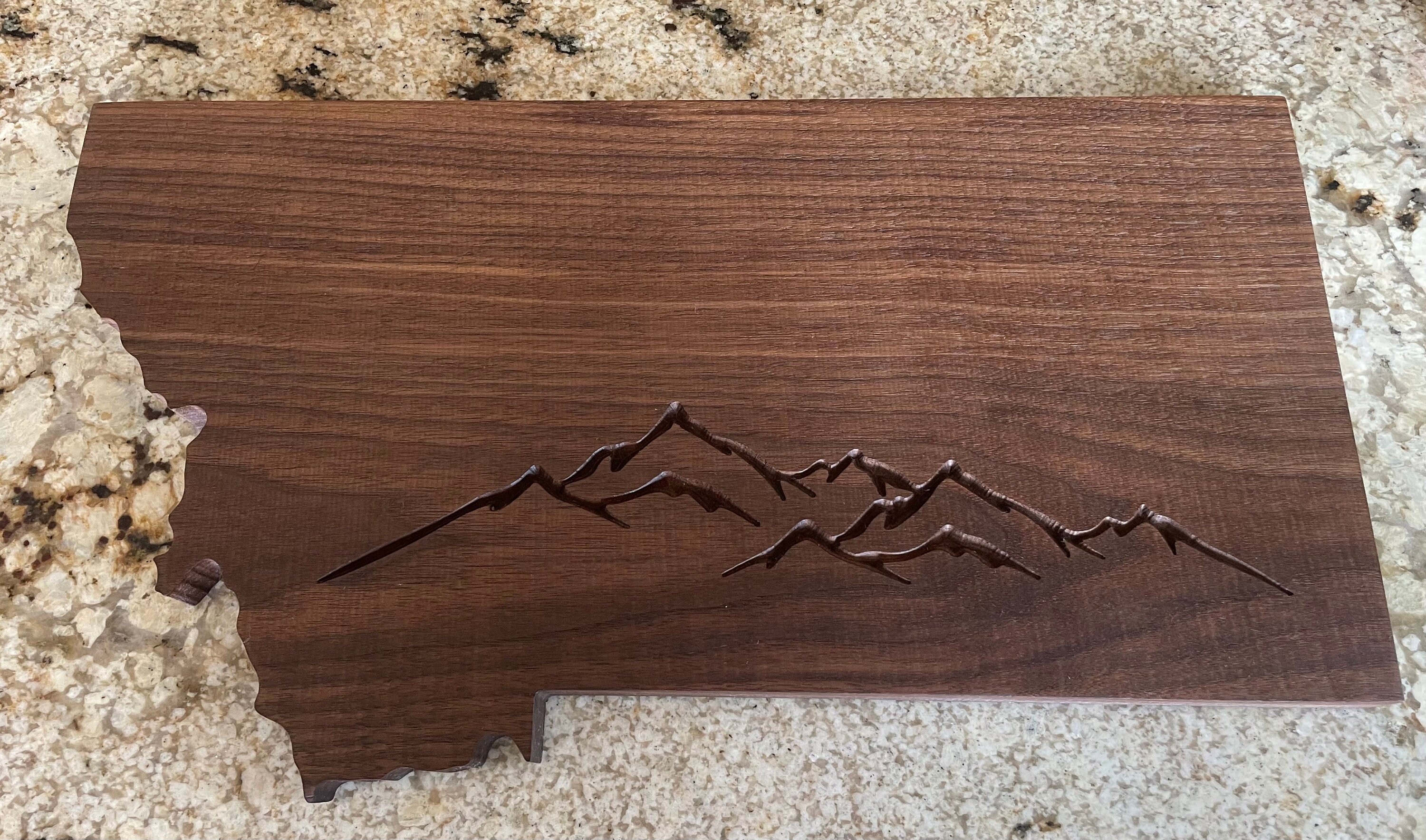 Tablas para servir y charcutería de madera maciza con forma de Montana, hechas a mano