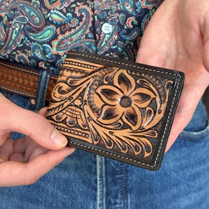 Cartera de cuero estilo western, accesorio vaquero, billetera de cuero de vaca hecha a mano, billetera de cuero con flores labradas, billetera plegable hecha a mano con relieve.
