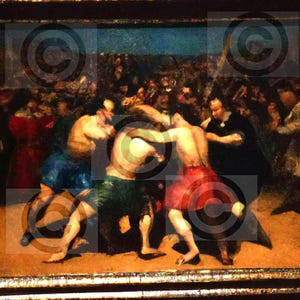 Puede incluir: Una pintura que representa una escena de hombres luchando en una habitación llena de gente. Los hombres están sin camisa y llevan pantalones coloridos. La pintura está realizada en un estilo realista con un enfoque en los detalles de los cuerpos de los hombres y la acción del combate de lucha.