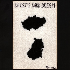 Puede incluir: Una obra de arte enmarcada en blanco y negro con el título "Deist's Dark Dream" y dos manchas de tinta negras. La firma del artista "Roussac" está en la esquina inferior derecha.