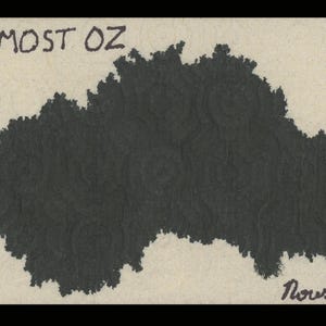 Puede incluir: Ilustración de una mancha de tinta gris oscuro sobre papel crema. El texto manuscrito "ALMOST OZ" está en la parte superior. La firma del artista, "Rousseau", está en la parte inferior derecha, todo en tinta negra.
