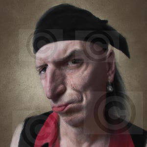 Puede incluir: Un retrato de cerca de una persona con una expresión seria. Lleva una bandana negra, una camisa roja y un chaleco negro. Su cabello es largo y gris.