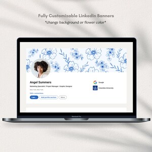 Puede incluir: Una plantilla de banner de LinkedIn personalizable con un patr&oacute;n floral azul sobre un fondo blanco. El banner incluye una foto de perfil, nombre, puesto de trabajo, ubicaci&oacute;n, n&uacute;mero de conexiones e iconos de redes sociales para Google y la Universidad de Columbia.