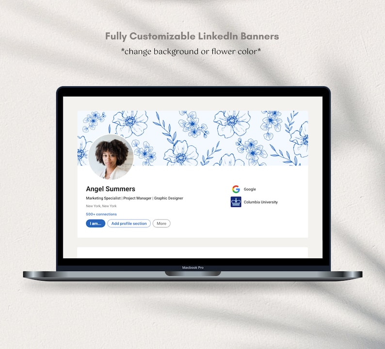 Puede incluir: Una plantilla de banner de LinkedIn personalizable con un patr&oacute;n floral azul sobre un fondo blanco. El banner incluye una foto de perfil, nombre, puesto de trabajo, ubicaci&oacute;n, n&uacute;mero de conexiones e iconos de redes sociales para Google y la Universidad de Columbia.