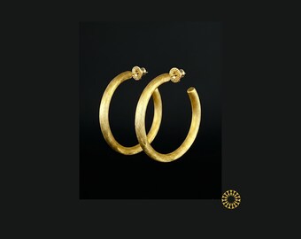 Elevate your everyday "total look" with these chunky hoops. These earrings are designed in a matt brushed finish and lightweight brass.